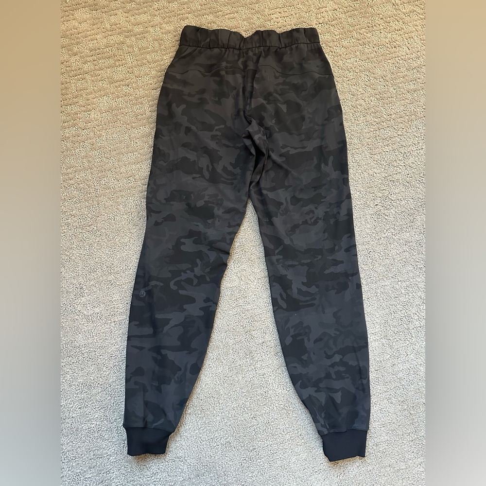 Lululemon Dark Camo Jogger Pants Athleisure Elastic Waist Drawstring Size 4 - Picture 4 of 9